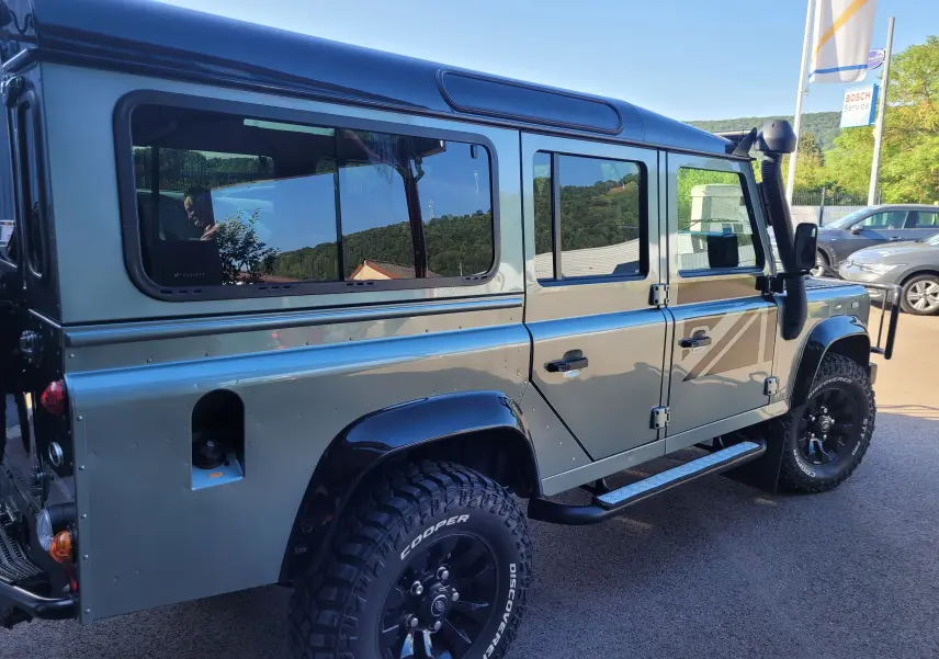 Land Rover 110 Defender Edition Limiter gris, vue côté droit en extérieur, avec pneus tout-terrain et snorkel visible.