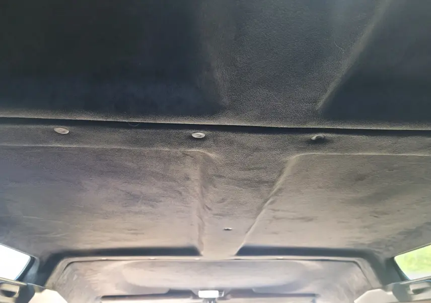 Plafond intérieur en tissu noir du Land Rover 110 Defender Edition Limiter gris, vue depuis l'arrière vers l'avant.