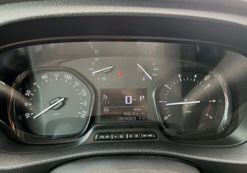 Vue rapprochée du tableau de bord gris du Peugeot Expert 2022, affichant vitesse, compte-tours et jauges.