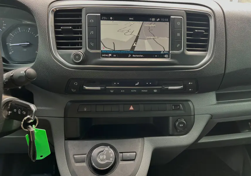 Vue rapprochée du tableau de bord gris du Peugeot Expert 2022 avec écran GPS et commande de boîte automatique circulaire.