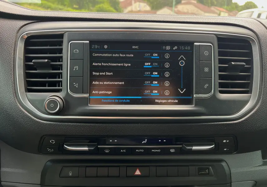 Écran tactile central du Peugeot Expert 2022 gris montrant les options d'aide à la conduite activées.