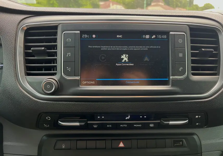 Vue rapprochée de l'écran tactile central et des commandes de climatisation du Peugeot Expert Cabine Approfondie gris 2022.