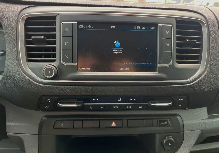 Vue rapprochée du tableau de bord gris du Peugeot Expert Cabine Approfondie 2022 avec écran tactile et commandes climatisation.