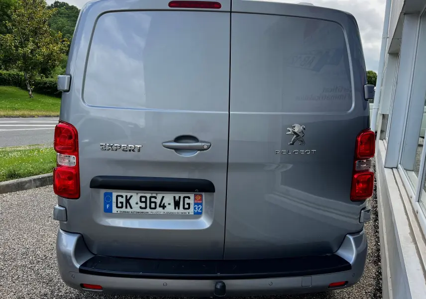 Vue arrière d'un Peugeot Expert cabine approfondie gris 2022 avec plaques françaises et feux rouges verticaux.