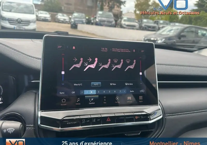 Écran tactile du tableau de bord du Jeep Compass bleu 2023 affichant les réglages de climatisation et confort.