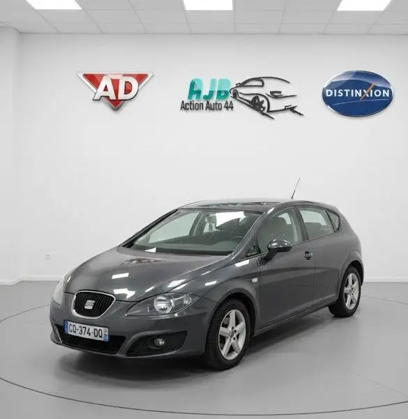 SEAT LEON II noire vue en 3/4 avant droit dans un showroom avec jantes alliage 5 branches.