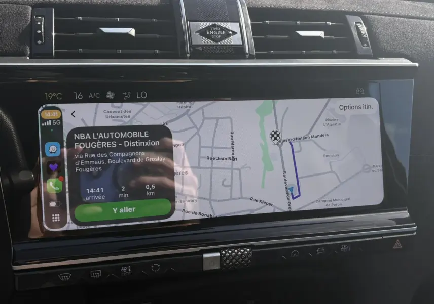 Écran tactile central du DS7 1.6 E-Tense 2024 montrant la navigation 3D avec interface Apple CarPlay.