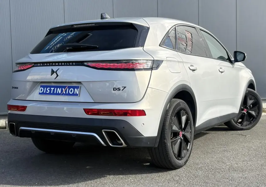 Vue 3/4 arrière droite du DS7 1.6 E-Tense 225 Cristal Pearl avec jantes noires et feux arrière LED 3D.