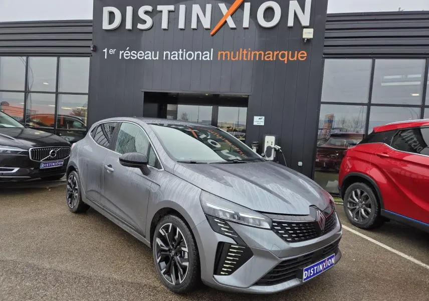 Renault Clio V gris schiste métal vue 3/4 avant droit avec jantes alliage noires et contours chromés.