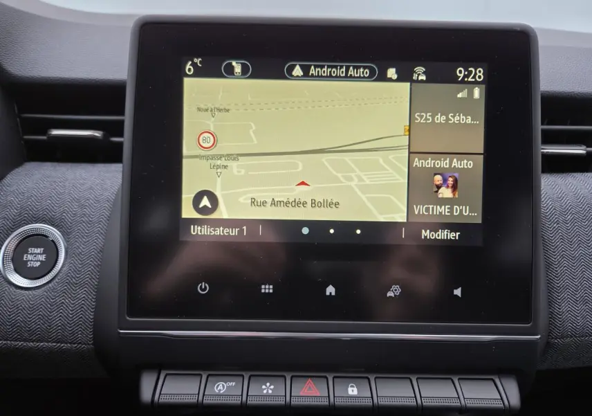 Écran tactile central du tableau de bord de la Renault Clio V gris schiste, affichant la navigation Android Auto.