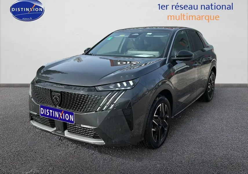 Peugeot 3008 gris titane en 3/4 avant droit, avec calandre distinctive et jantes noires stylées.