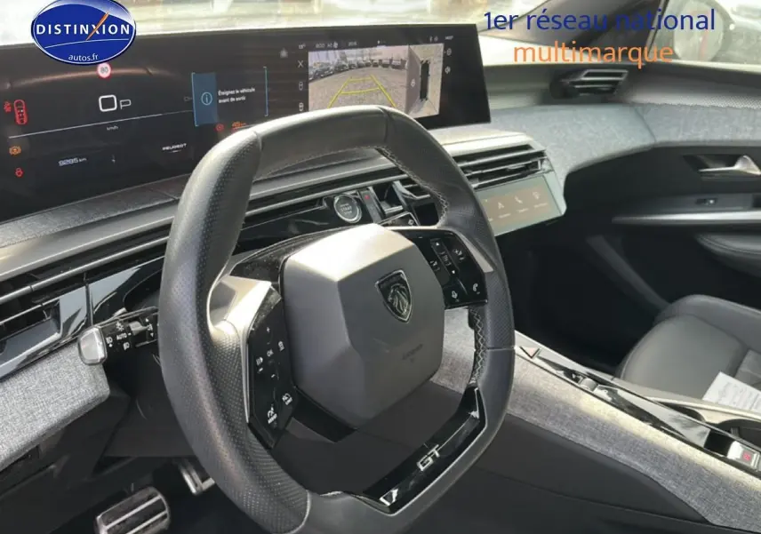 Vue intérieure du volant cuir multifonction et tableau de bord numérique du Peugeot 3008 gris titane 2025, version GT hybride.