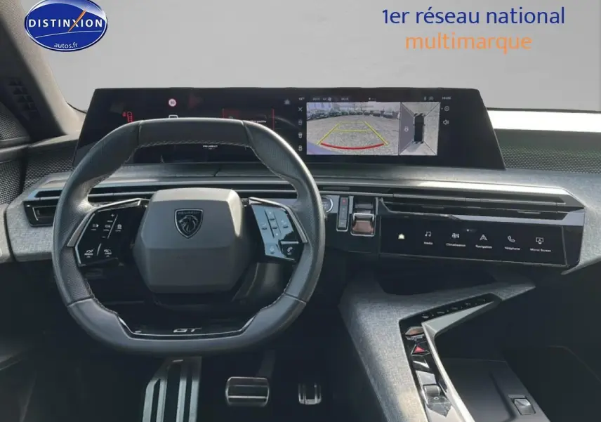 Vue intérieure du poste de conduite du Peugeot 3008 gris titane, avec volant multifonction et écran tactile large.