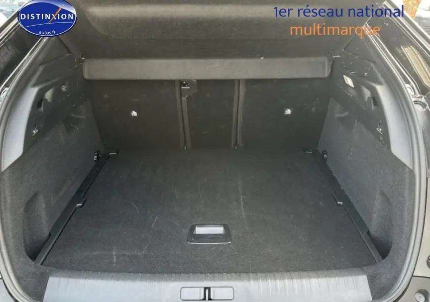 Coffre ouvert du Peugeot 3008 gris titane, vue arrière montrant l'espace de chargement vide et la tablette de séparation.