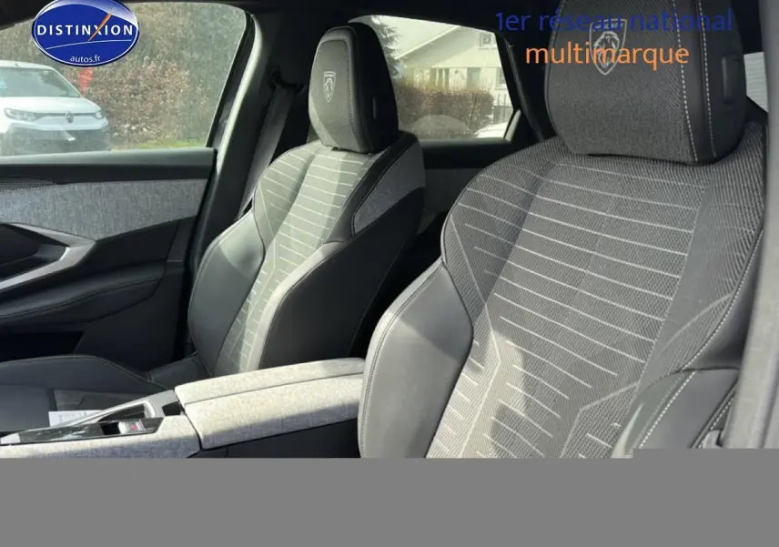 Vue intérieure côté droit des sièges avant gris avec logo Peugeot brodé sur appuie-tête du Peugeot 3008 1.2 hybrid 145 GT.