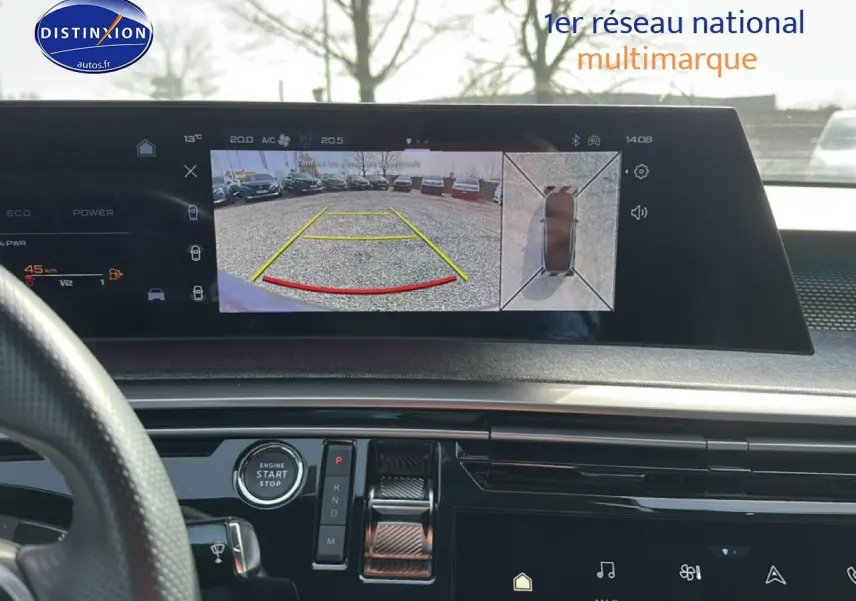 Vue intérieure du tableau de bord du Peugeot 3008 gris titane, écran tactile affichant la caméra de recul et l'aide au stationnement.