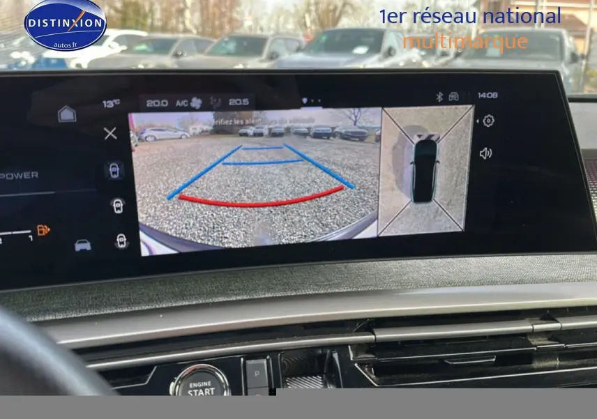 Écran tactile intérieur montrant la caméra de recul et vue 360° du Peugeot 3008 gris titane, tableau de bord moderne.