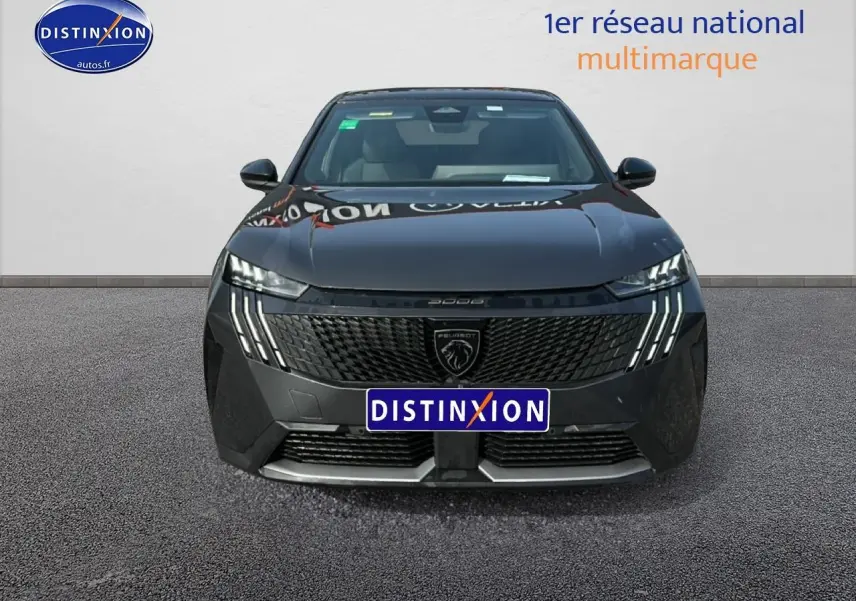 Vue frontale d'un Peugeot 3008 gris titane avec calandre noire et feux LED distinctifs en griffes.