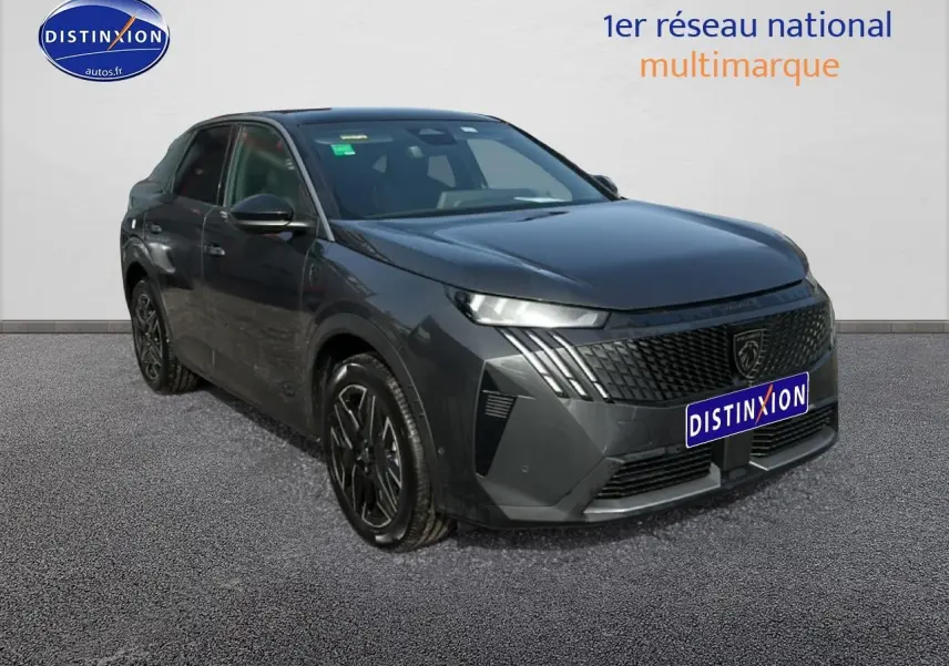 Peugeot 3008 gris titane en 3/4 avant droit, mettant en valeur sa calandre distinctive et ses jantes noires.