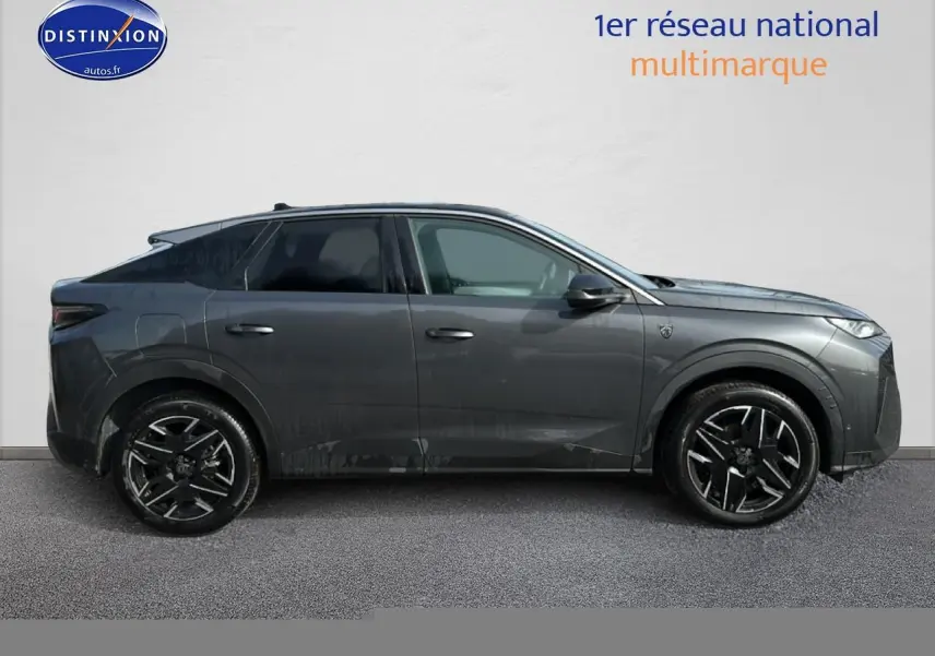 Peugeot 3008 gris titane en profil côté gauche, avec jantes alliage noires et vitres teintées.