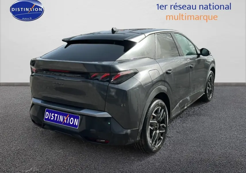 Vue 3/4 arrière droite d’un Peugeot 3008 gris titane avec jantes alu et vitres surteintées.