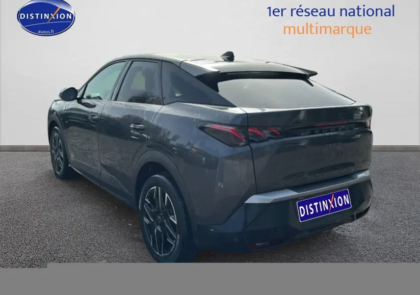 Vue 3/4 arrière droite d’un Peugeot 3008 gris titane avec jantes alu et feux arrière LED distinctifs.