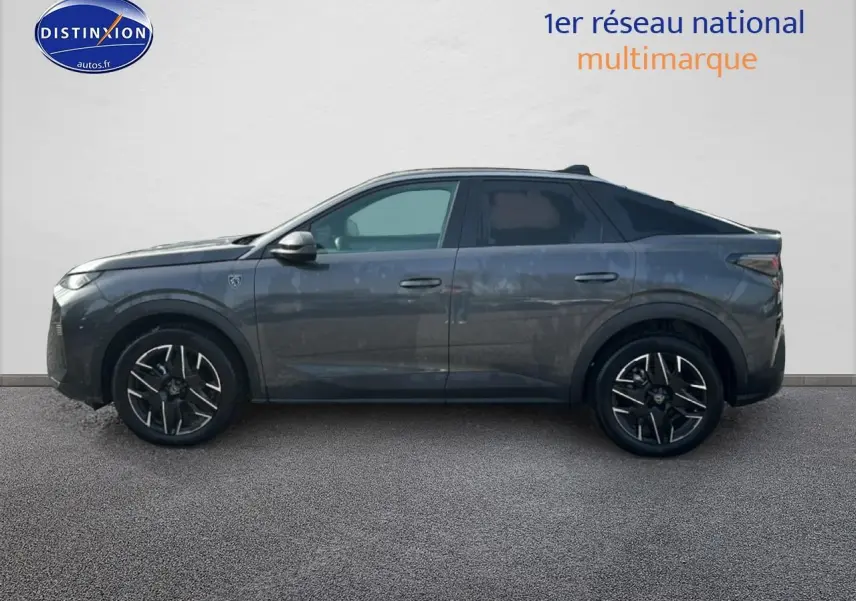 Peugeot 3008 gris titane vue de profil côté gauche, avec jantes alliage noires et toit noir contrasté.