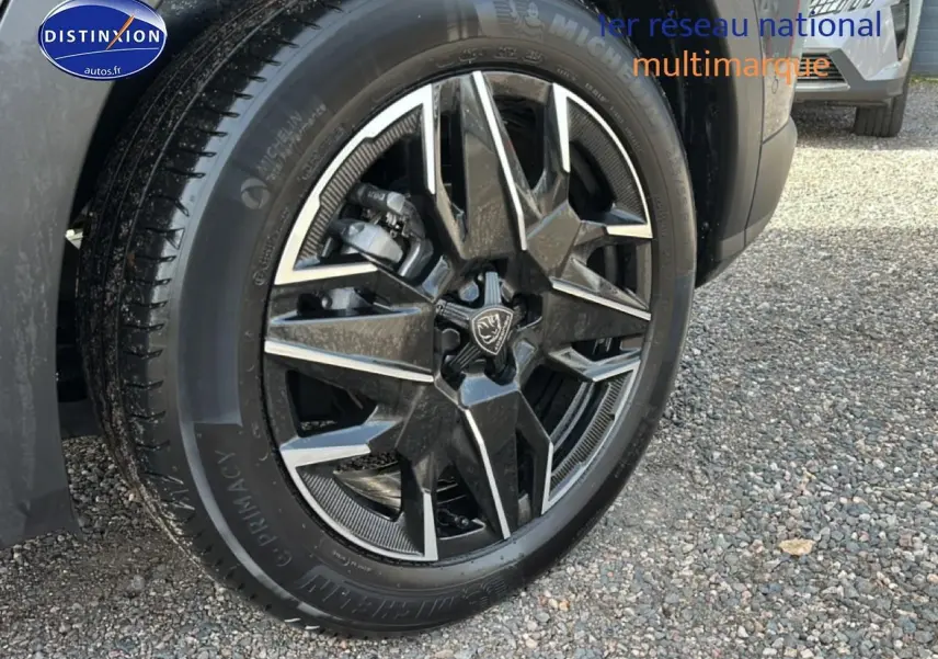 Gros plan sur la jante alu noire et argentée du côté avant droit du Peugeot 3008 gris titane.