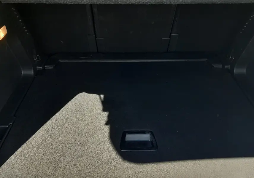 Vue intérieure du coffre spacieux et propre du Citroën C5 Aircross Hybrid 136 e-DCS6 Max, sans chargement visible.