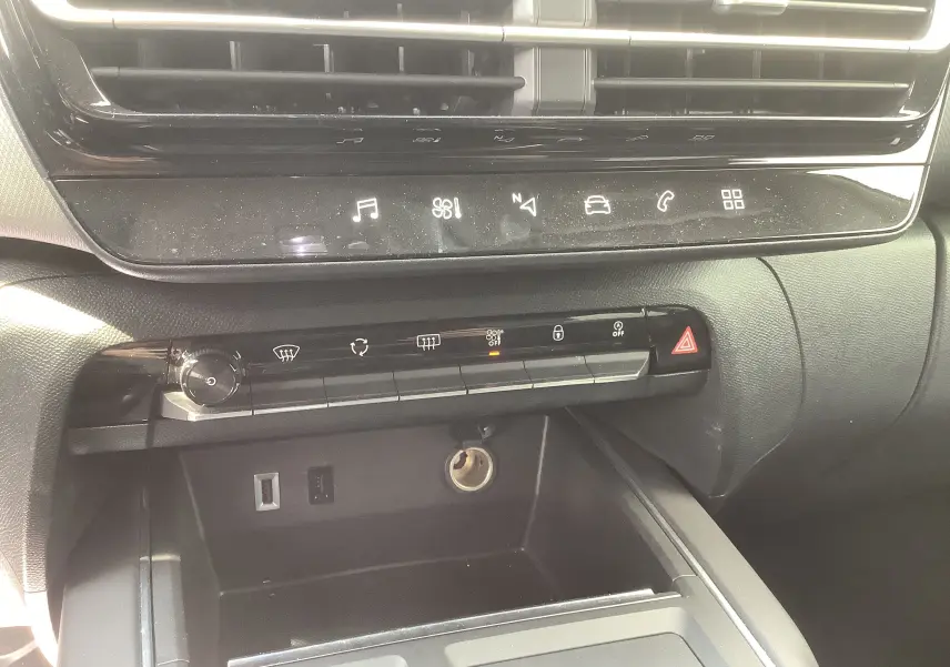 Vue rapprochée de la console centrale noire du Citroën C5 Aircross Hybrid 136 e-DCS6 Max avec commandes tactiles et prises USB.