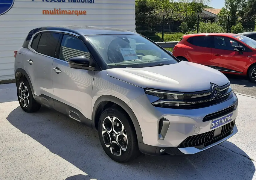 Citroën C5 Aircross Hybrid gris acier avec toit noir, vue 3/4 avant droit, jantes bi-ton et calandre distinctive.
