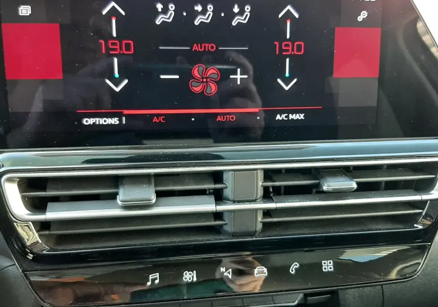 Écran tactile central du Citroën C5 Aircross Hybrid 136 e-DCS6 Max 2024 montrant la climatisation à 19°C, avec aérateurs et commandes tactiles.