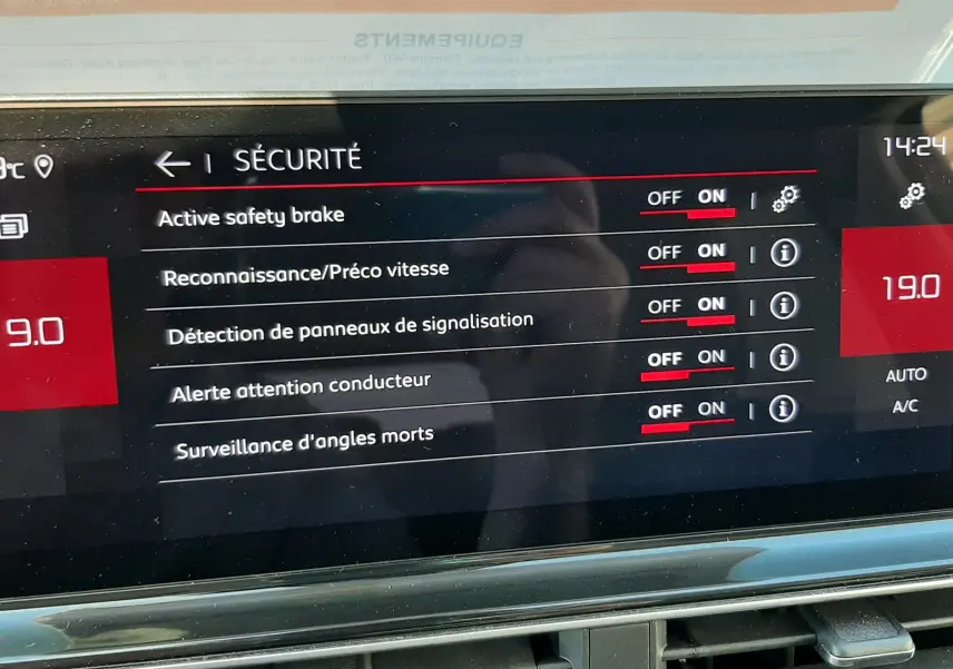 Écran tactile intérieur du Citroën C5 Aircross Hybrid 2024 affichant les options de sécurité activées.