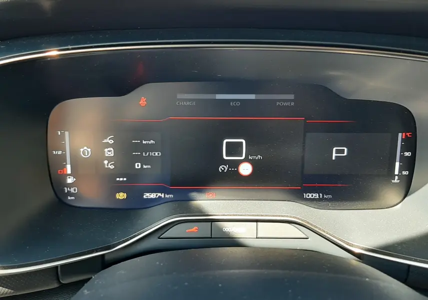 Tableau de bord numérique du Citroën C5 Aircross Hybrid 136 e-DCS6 Max, affichage en mode parking, température 1°C.
