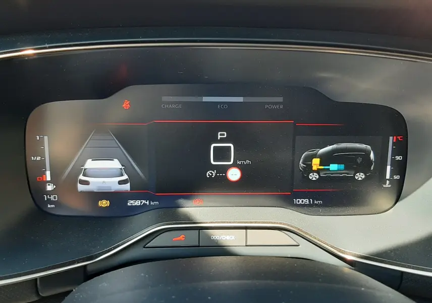 Tableau de bord numérique du Citroën C5 Aircross Hybrid 136 e-DCS6 Max, affichage de la consommation et état batterie.