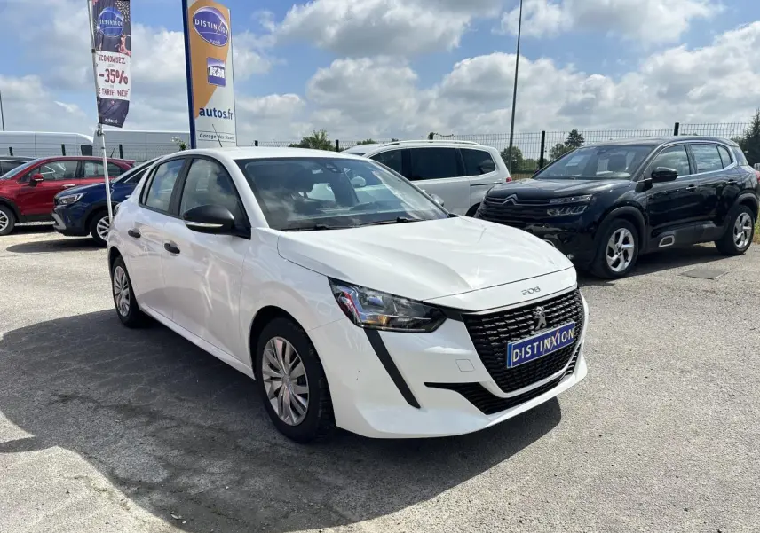 Peugeot 208 blanche vue en 3/4 avant droit, avec calandre noire distinctive et feux avant anguleux.