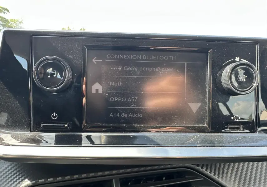 Écran central tactile de la Peugeot 208 2021 affichant le menu de connexion Bluetooth avec commandes autour.