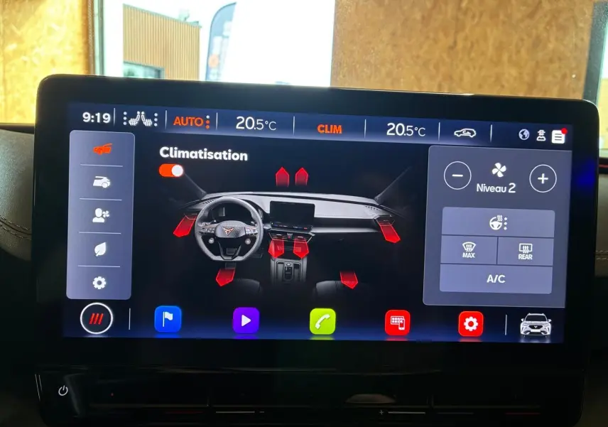 Écran tactile intérieur de la CUPRA Formentor 1.4 E-HYBRID 2024 montrant les réglages de climatisation.