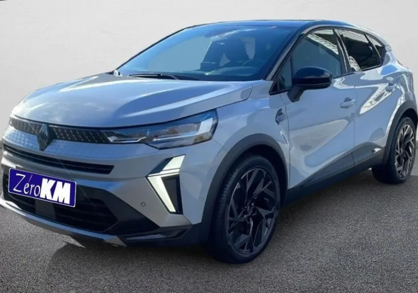 Renault Captur II Ph.2 blanc nacré en 3/4 avant droit, avec jantes noires et calandre moderne distinctive.