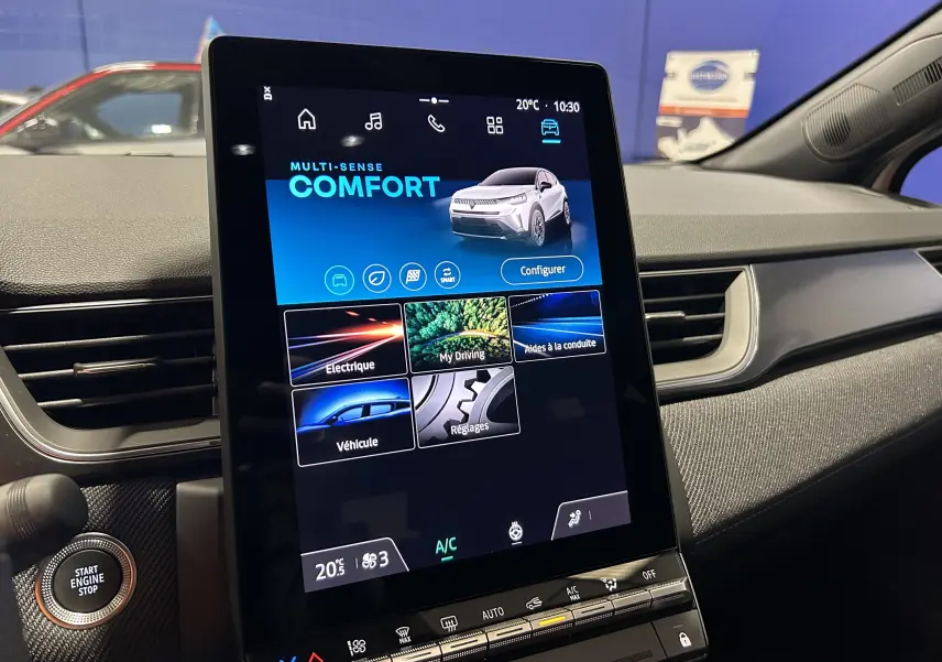 Vue intérieure du tableau de bord du Renault Captur blanc nacré, avec écran tactile central affichant le mode confort Multi-Sense.