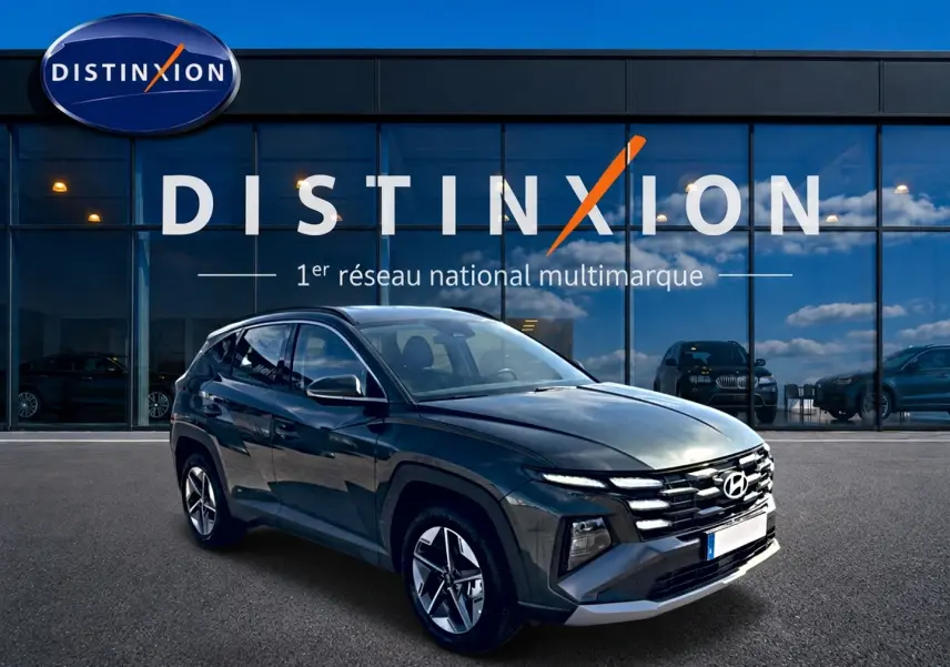 Hyundai Tucson vert 3/4 avant droit, avec calandre distinctive et jantes alliage 18 pouces visibles.