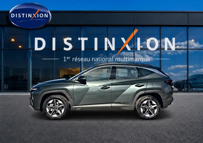Vue de profil côté gauche d'un Hyundai Tucson 2026 vert métallisé devant une vitrine Distinxion.