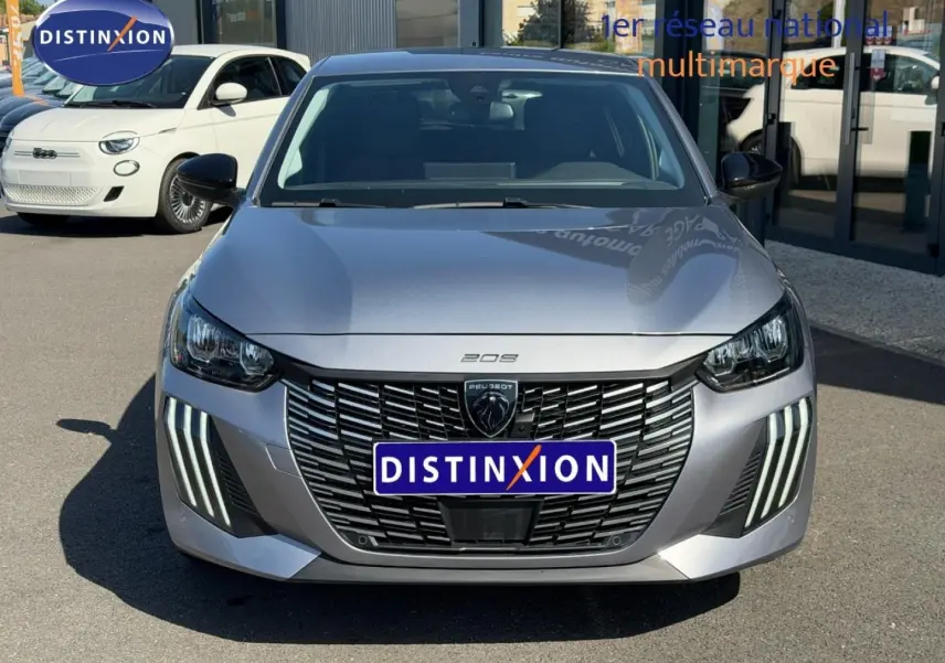 Vue avant d'une Peugeot 208 gris Artense avec calandre noire et feux LED verticaux distinctifs.