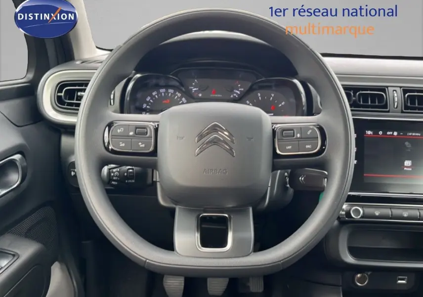 Vue centrée sur le volant et le tableau de bord de la Citroën C3 2024, intérieur gris avec écran tactile visible.