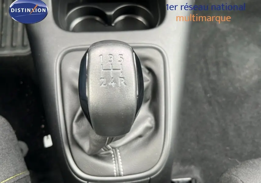 Gros plan sur le levier de vitesses manuel gris de la Citroën C3 1.2 PureTech 82ch Plus, intérieur tissu gris.
