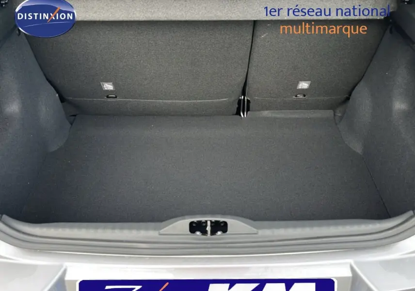 Coffre ouvert d'une Citroën C3 2024 gris Artense métal, vue arrière montrant l'espace de chargement vide.