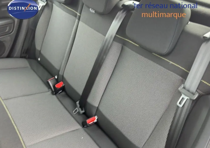 Vue intérieure sur les sièges arrière en tissu gris noir de la Citroën C3 2024, version 1.2 PureTech.