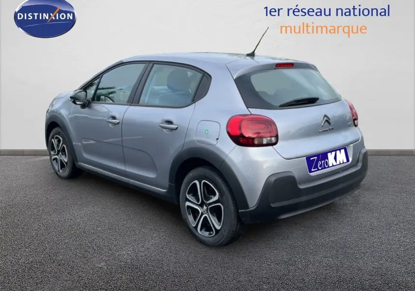 Vue 3/4 arrière droite d'une Citroën C3 gris Artense métal 2024 avec jantes alliage et feux arrière LED.
