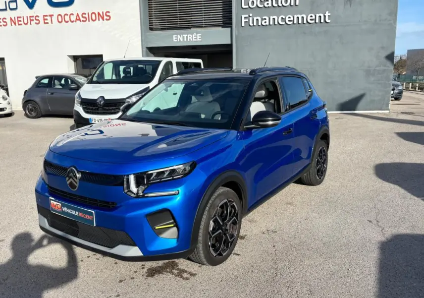 Citroën C3 Turbo 100 ch bleu vue 3/4 avant droit avec jantes alliage noires et toit noir.