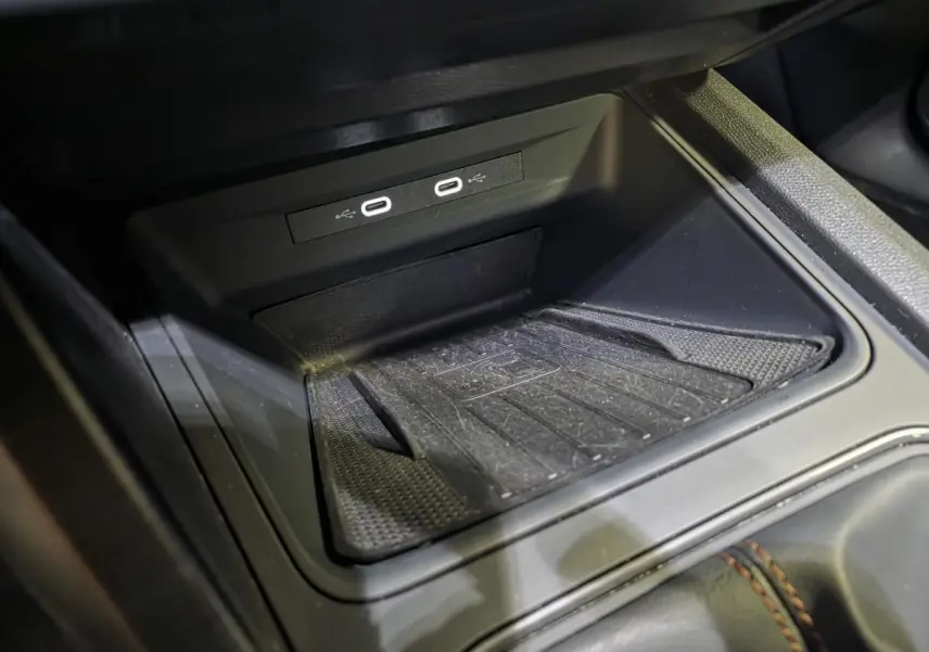 Gros plan sur la console centrale noire du CUPRA Formentor 2023 avec deux prises USB-C éclairées et tapis antidérapant.